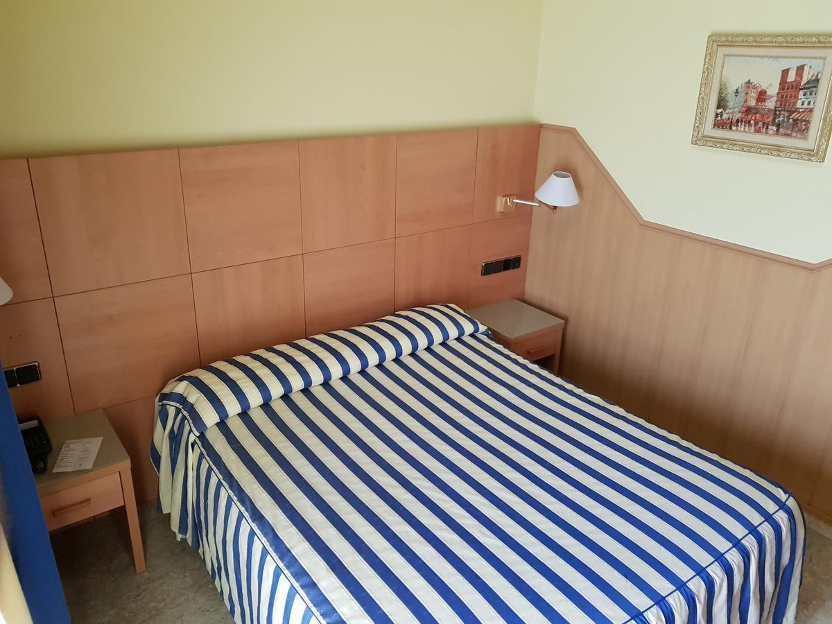 Hostal Milenium Els Monjos Экстерьер фото